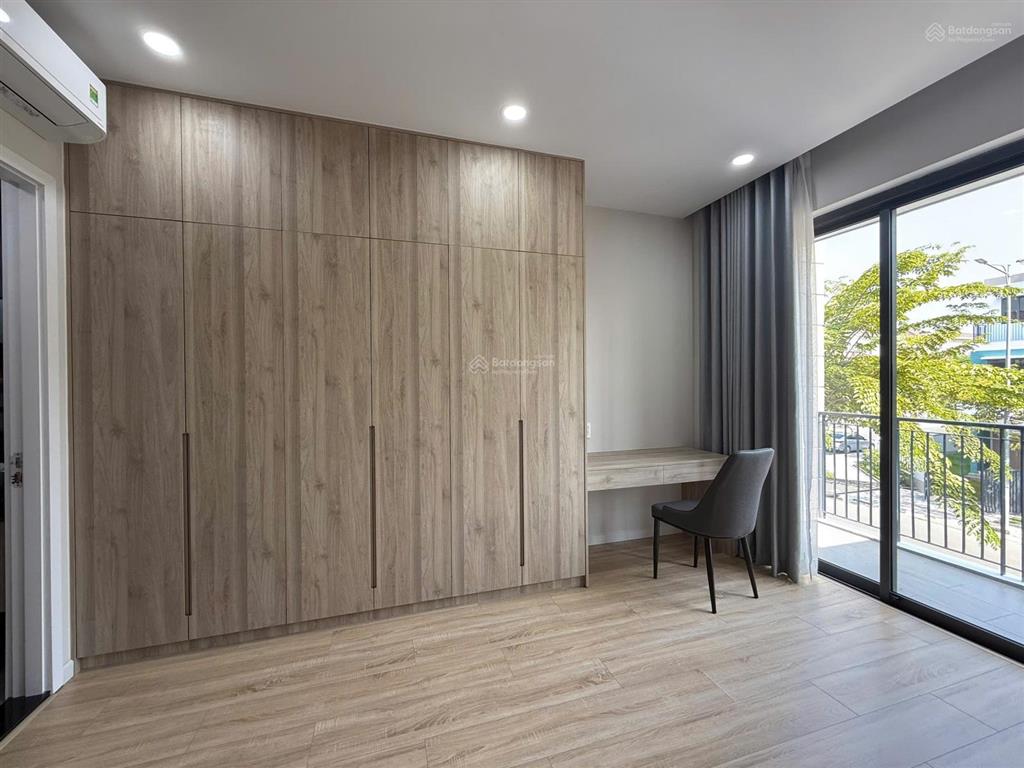 Cho thuê căn nhà liền kế phố sang trọng, sang trọng tại khu sun casa central vsip 2, tp. hcm mới