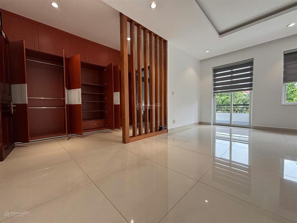 Cho thuê villa song lập 300m2 tại the oasis kdc việt sing cạnh aeon mall  0909 901 ***
