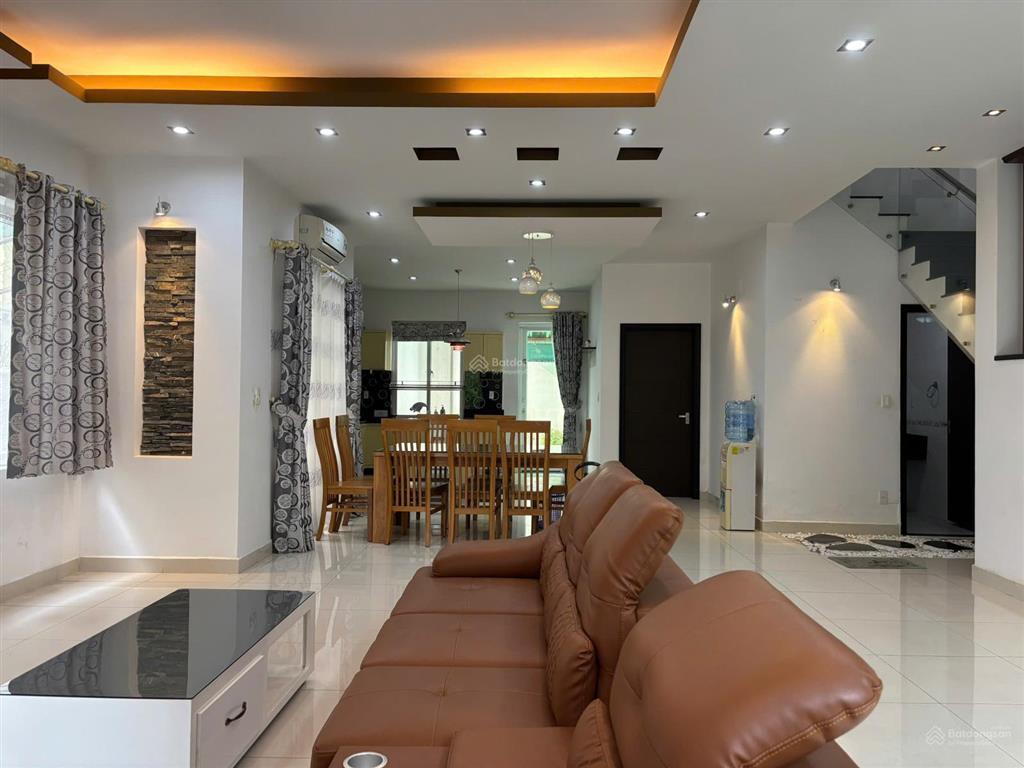 Cho thuê biệt thự 300m2 nhà đẹp tại the oasis kdc việt sing cạnh aeon mall  0909 901 ***