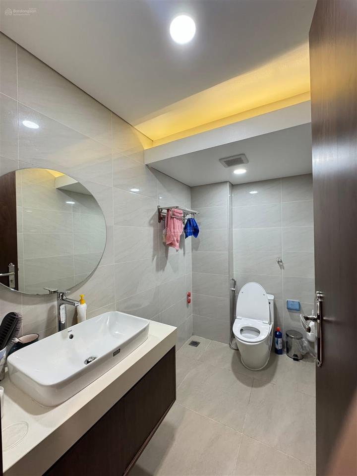 Giảm 5 tỷ, bán nhà phân lô phố nghĩa đô, cầu giấy, dt 70m2x5t, vỉa hè, ô tô tránh, giá hơn 25 tỷ.