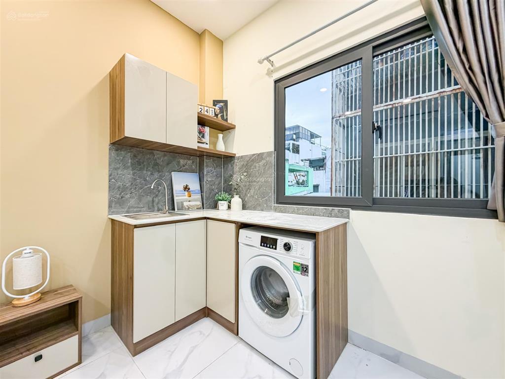 Cho thuê căn hộ mới 1 phòng ngủ cửa sổ thoáng máy giặt riêng trung tâm quận 5 có thang máy giá 7tr