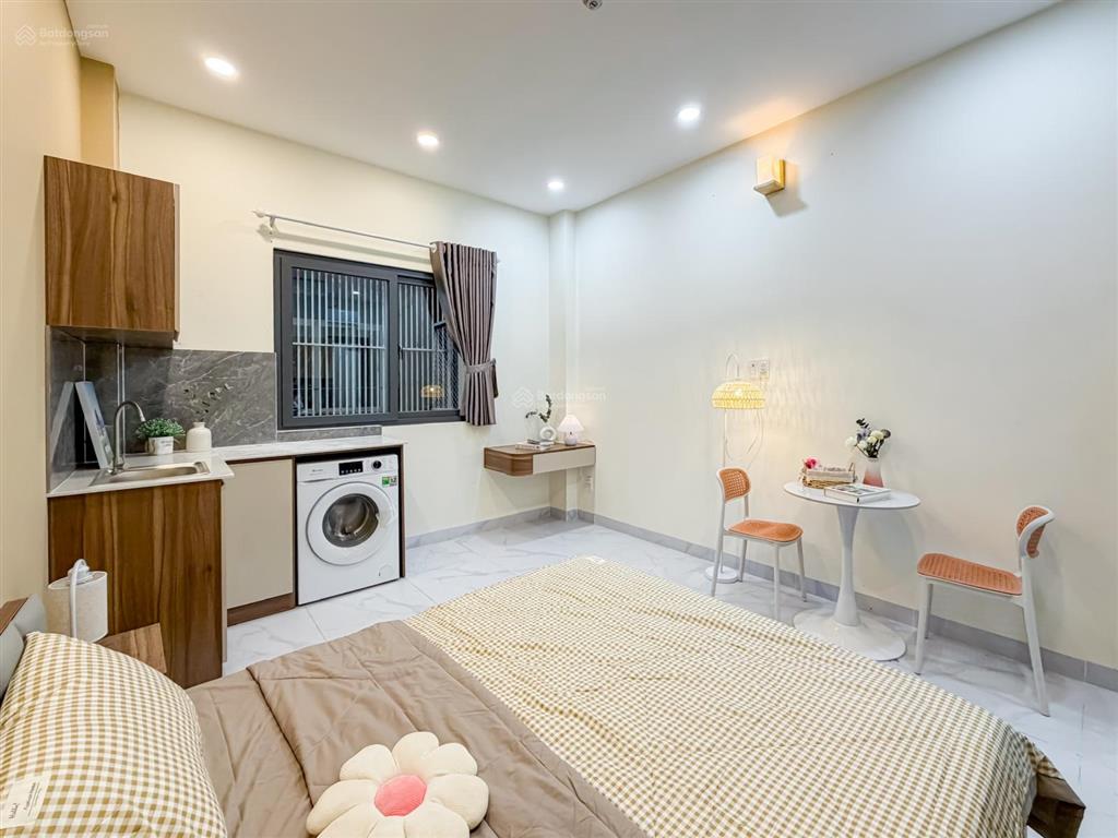 Cho thuê căn hộ mới 1 phòng ngủ cửa sổ thoáng máy giặt riêng trung tâm quận 5 có thang máy giá 7tr