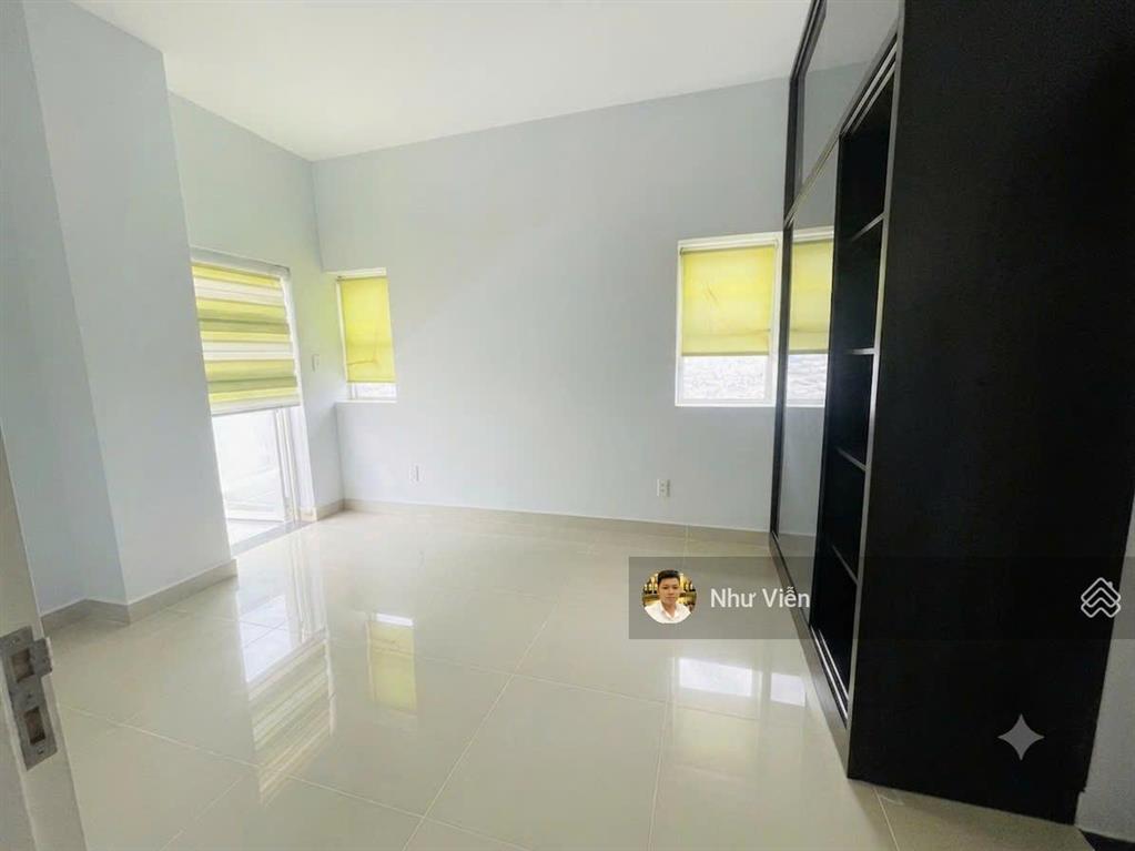 Bán căn hộ oriental plaza, 3pn, 3wc, ban công phòng khách, giá 5.5 tỷ, shr, 0908 435 *** viễn
