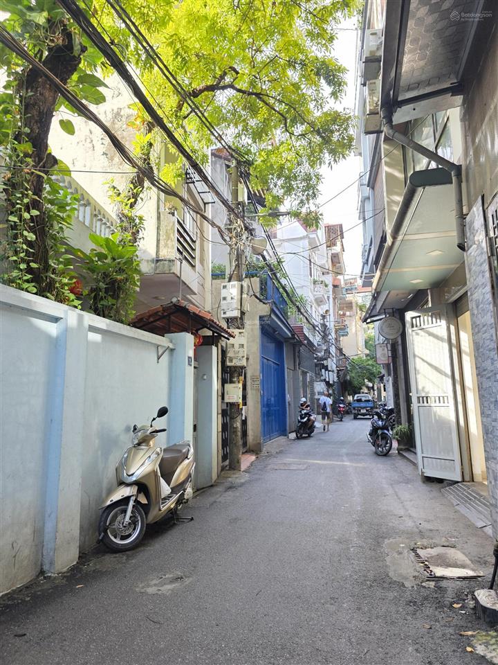 Bán đất tặng nhà 3 tầng hoàng quốc việt, nghĩa đô dt 50m, mt 4m, giá 15 tỷ ngõ thông ôtô kinh doanh