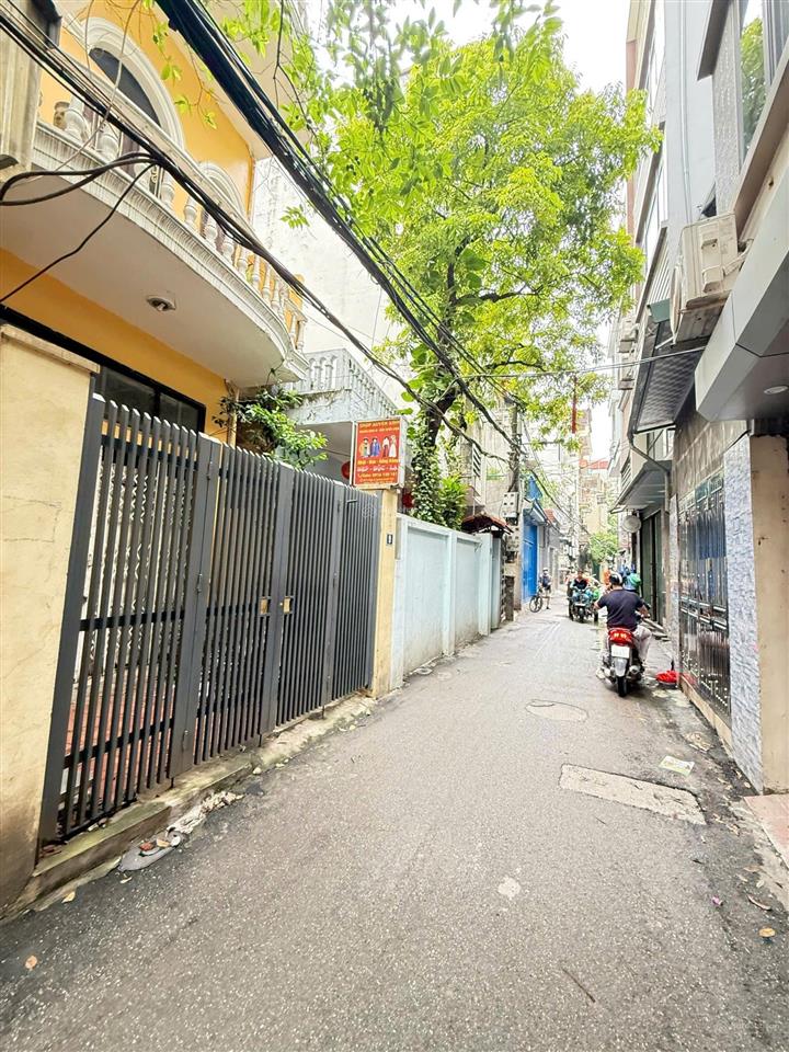 Bán đất tặng nhà 3 tầng hoàng quốc việt, nghĩa đô dt 50m, mt 4m, giá 15 tỷ ngõ thông ôtô kinh doanh