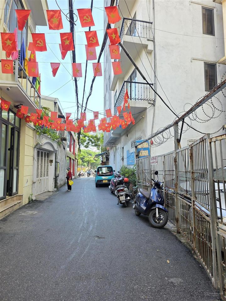Bán nhà phố hoàng quốc việt, nghĩa đô, cầu giấy dt 50m, 3 tầng, mt 4m, giá 15 tỷ ngõ ôtô kinh doanh