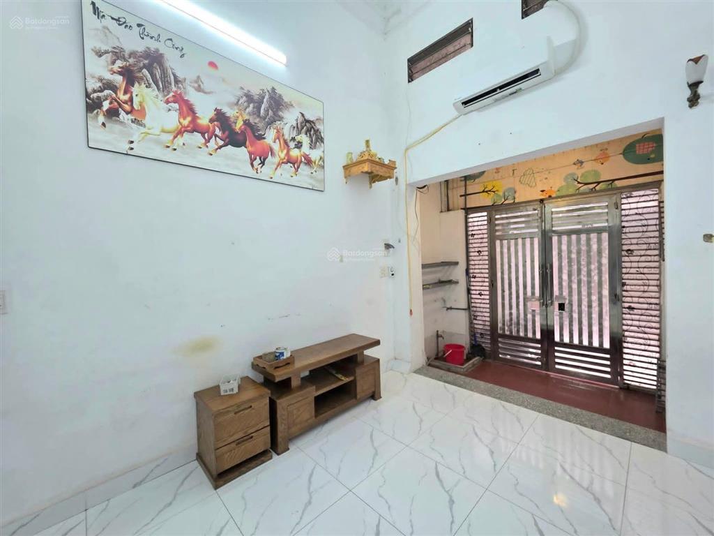 Cho thuê nhà nguyên căn phố đội cấn 40m2x3t, 2pn, 2vs full nội thất 9.5tr/tháng ngõ thông ô tô kd