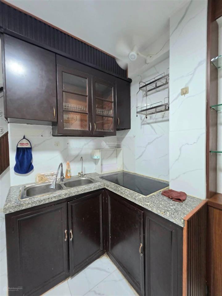 Cho thuê nhà nguyên căn phố đội cấn 40m2x3t, 2pn, 2vs full nội thất 9.5tr/tháng ngõ thông ô tô kd