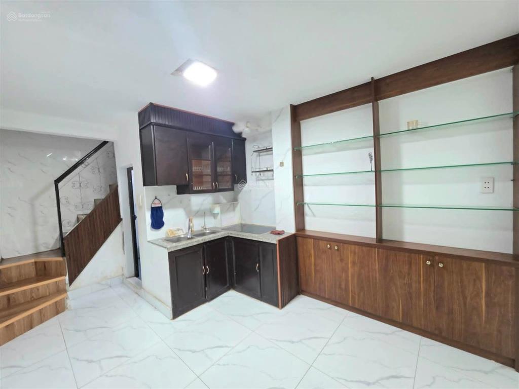 Cho thuê nhà nguyên căn phố đội cấn 40m2x3t, 2pn, 2vs full nội thất 9.5tr/tháng ngõ thông ô tô kd
