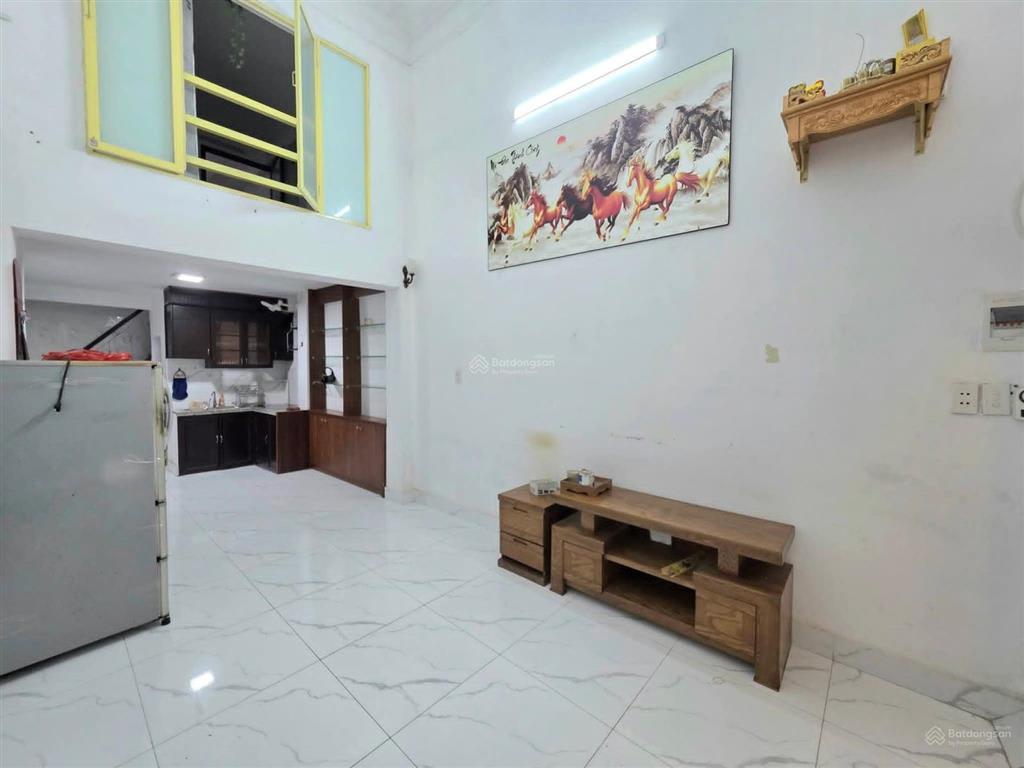 Cho thuê nhà nguyên căn phố đội cấn 40m2x3t, 2pn, 2vs full nội thất 9.5tr/tháng ngõ thông ô tô kd
