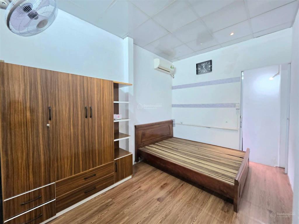 Cho thuê nhà nguyên căn phố đội cấn 40m2x3t, 2pn, 2vs full nội thất 9.5tr/tháng ngõ thông ô tô kd