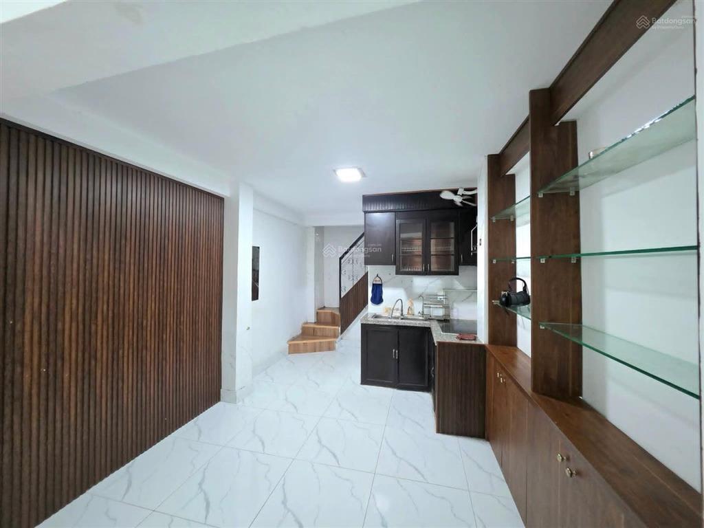 Cho thuê nhà nguyên căn phố đội cấn 40m2x3t, 2pn, 2vs full nội thất 9.5tr/tháng ngõ thông ô tô kd