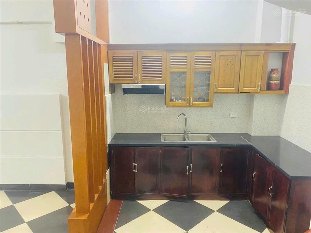 Chính chủ cho thuê nhà nguyên căn nguyễn khánh toàn, cầu giấy 35mx5t,3pn,4vs 13tr/tháng 20m ra ô tô