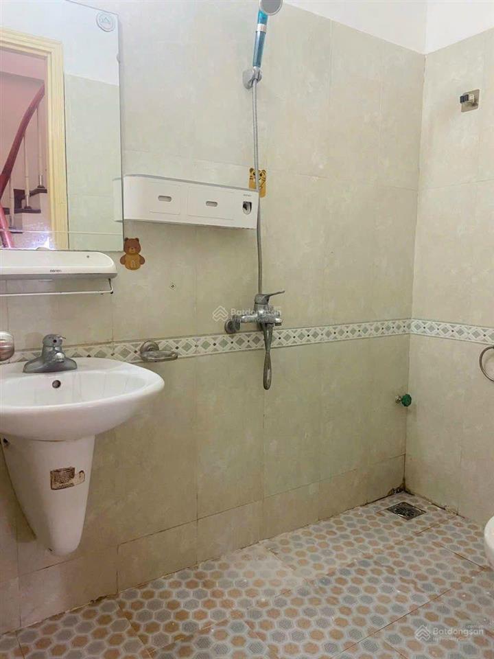 Chính chủ cho thuê nhà nguyên căn nguyễn khánh toàn, cầu giấy 35mx5t,3pn,4vs 13tr/tháng 20m ra ô tô