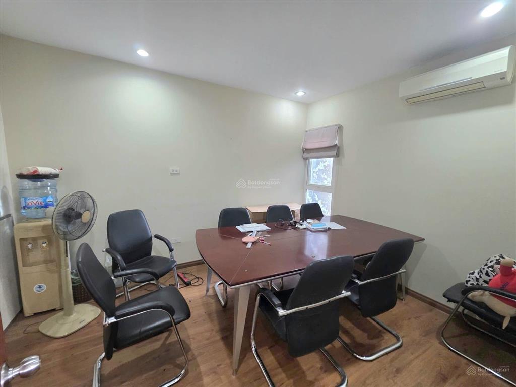 Chính chủ cần bán gấp căn hộ mặt phố cc xuân thủy cầu giấydt110m, 3 ngủ,2vs lô góc 3 thoáng 8.5 tỷ