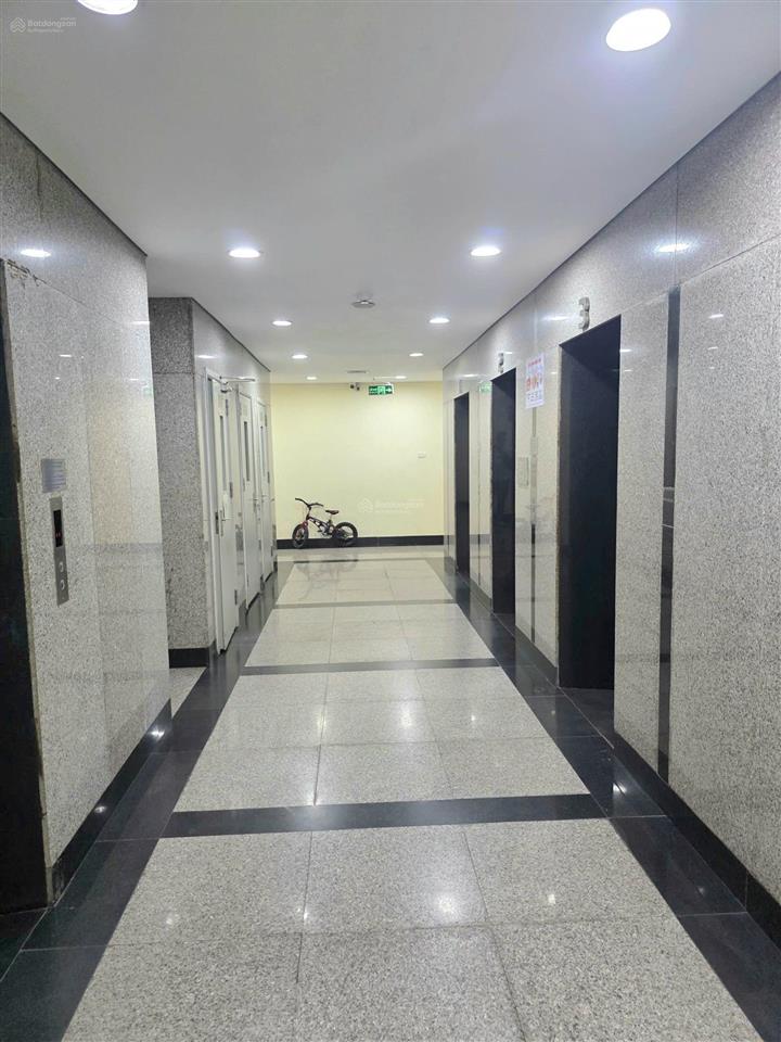 Chính chủ cần bán gấp căn hộ mặt phố cc xuân thủy cầu giấydt110m, 3 ngủ,2vs lô góc 3 thoáng 8.5 tỷ