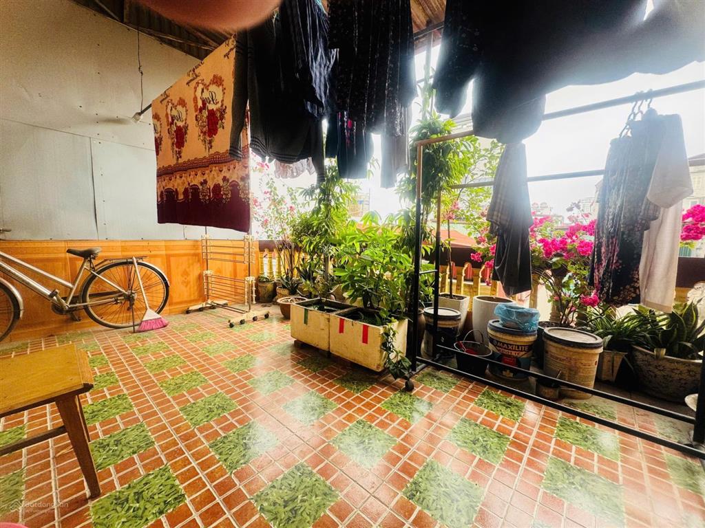 Bán nhà cạnh hồ,ô tô cách 10m, mặt tiền 5,5m. ngõ 144 quan nhân,thanh xuân. 36m2  5 tầng .10,35 tỷ