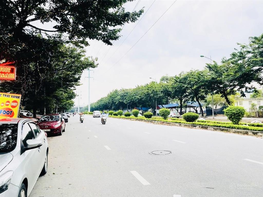 Bán biệt thự lk kđt thành phố giao lưu, đường đôi 20m, 120m2 5t mt7.5m, giá 49.8 tỷ