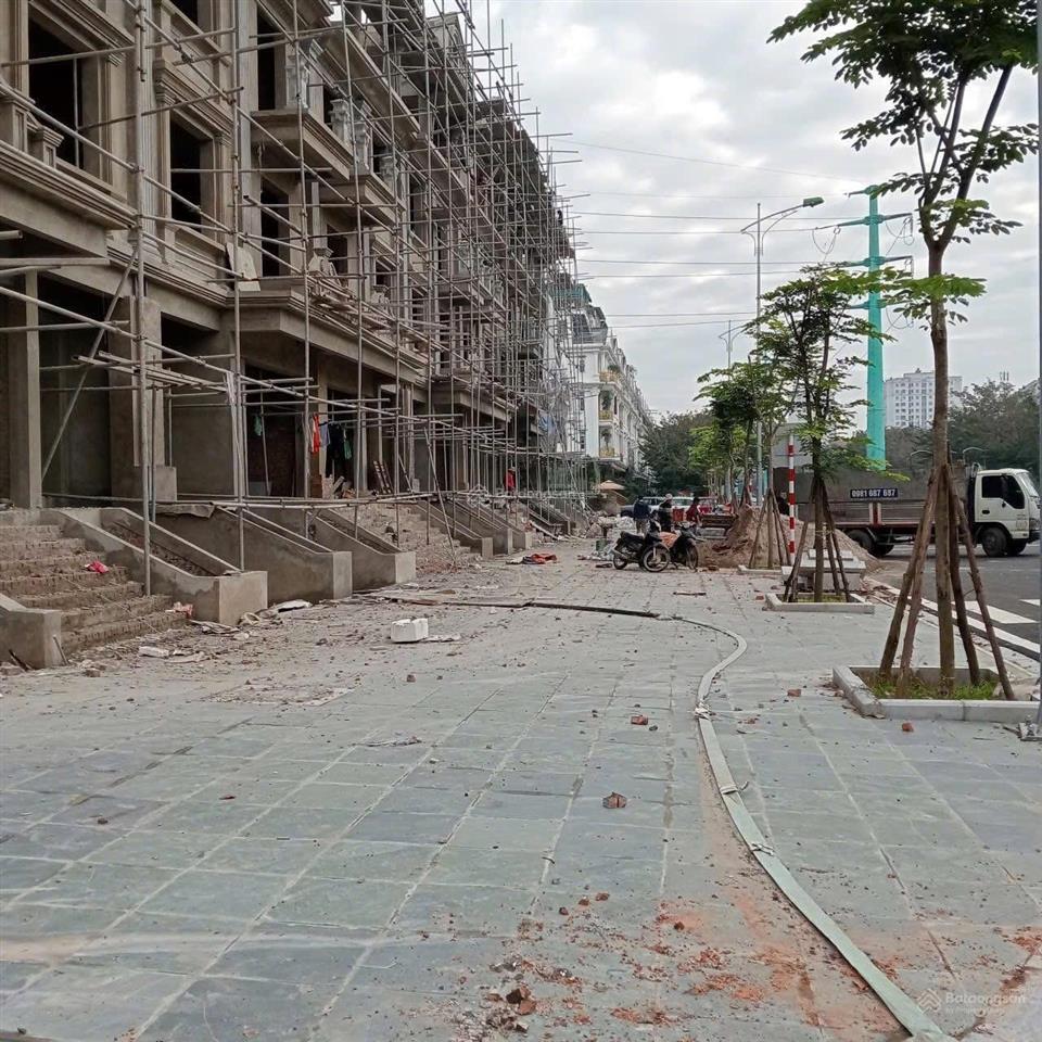 Bán biệt thự lk kđt thành phố giao lưu, đường đôi 20m, 120m2 5t mt7.5m, giá 49.8 tỷ