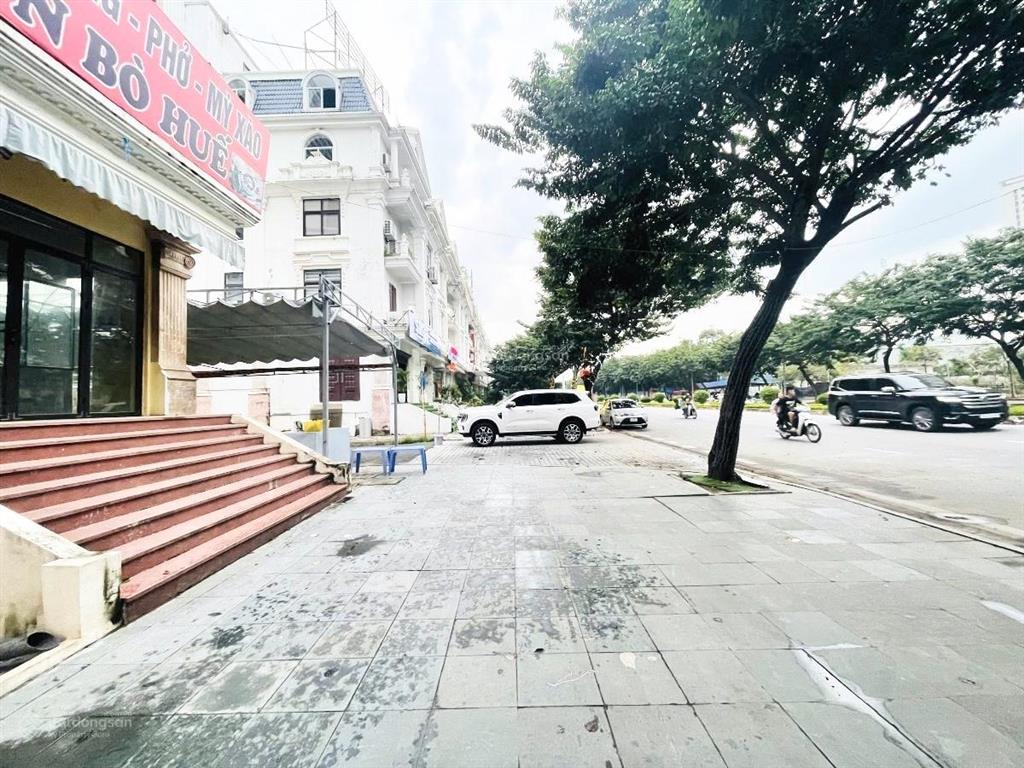 Bán biệt thự lk kđt thành phố giao lưu, đường đôi 20m, 120m2 5t mt7.5m, giá 49.8 tỷ