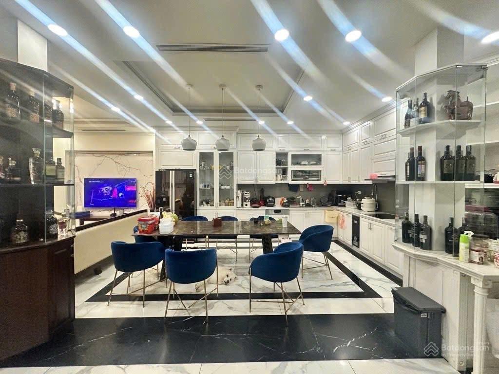 Vip hồ tây nguyễn đình thi, 100m2 x 4t x mt 10m xây  gara ô tô 16c  10m ra hồ tây  ở cực có lộc