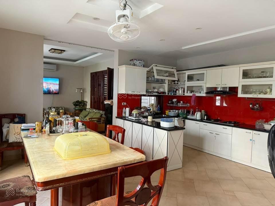 Bán nhà trích sài 271m2 , full thổ cư , gara ô tô, vài bước chân ra hồ tây. ở cực kỳ an ninh,