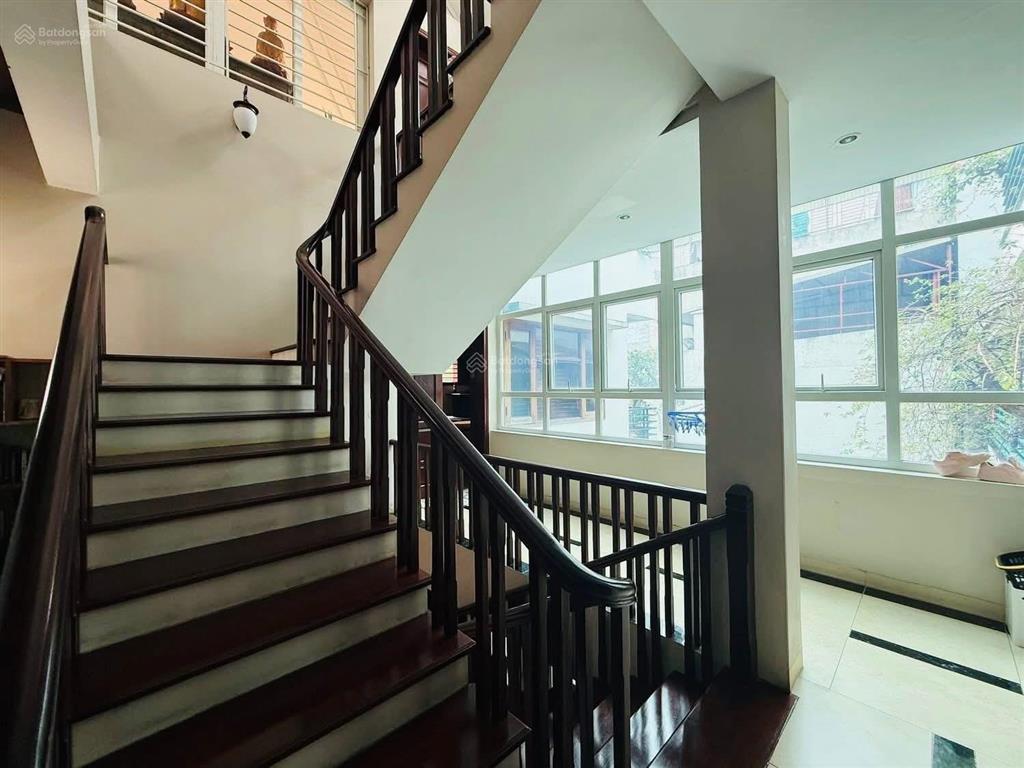 Bán nhà trích sài 271m2 , full thổ cư , gara ô tô, vài bước chân ra hồ tây. ở cực kỳ an ninh,