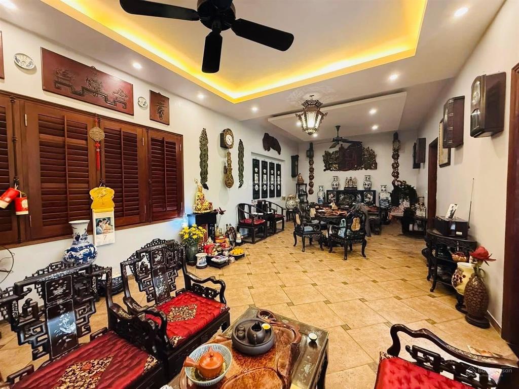 Bán nhà trích sài 271m2 , full thổ cư , gara ô tô, vài bước chân ra hồ tây. ở cực kỳ an ninh,