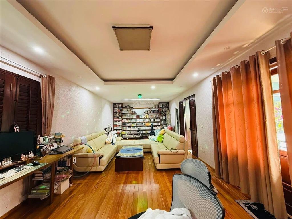 Bán nhà trích sài 271m2 , full thổ cư , gara ô tô, vài bước chân ra hồ tây. ở cực kỳ an ninh,