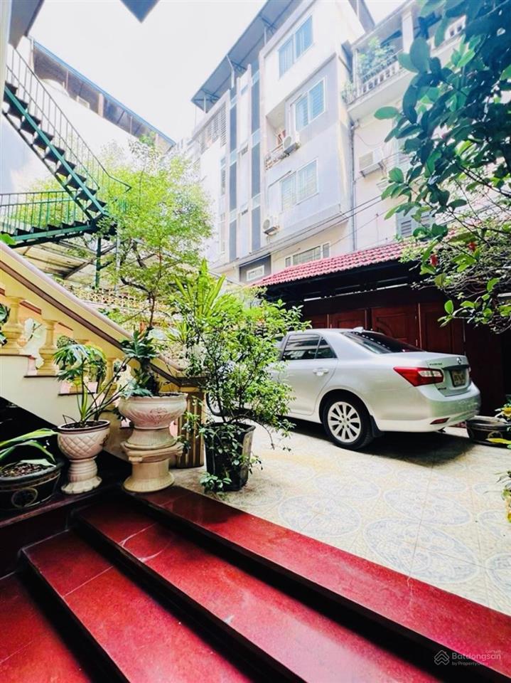 Biệt thự cầu giấy 230m2 * 4t * mt 7,6m, 30m ra phố, chỉ hơn 200tr/m  ngõ thông  ô tô vào nhà, qh