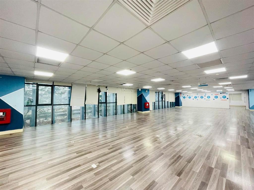 Cần cho thuê văn phòng 450m2  325k/m2/tháng, 1 mặt sàn thông suốt đẹp, tại hoàng quốc việt, cgiay
