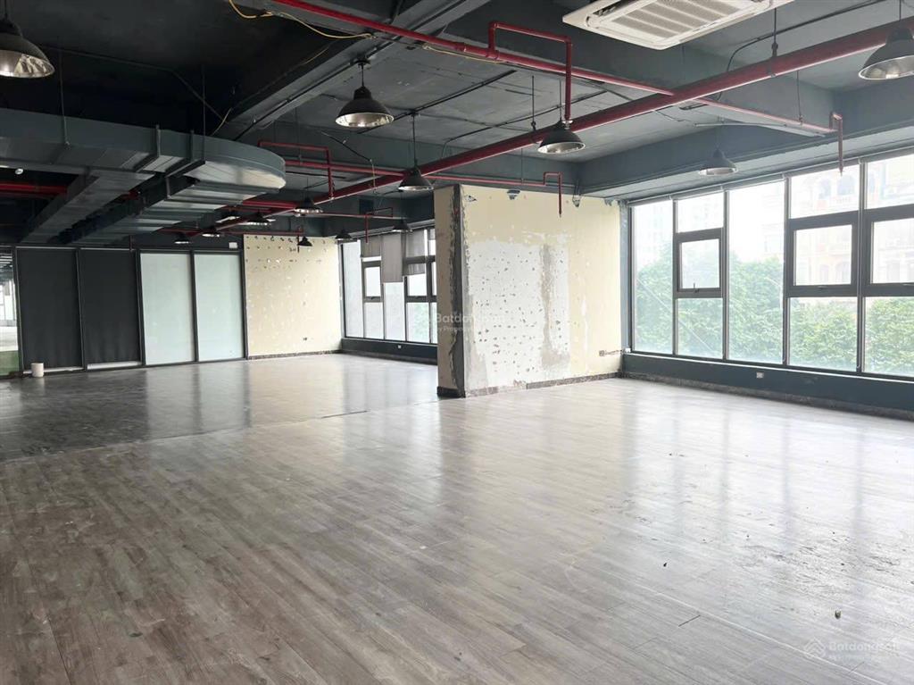 Cho thuê sàn văn phòng 1000m2 giá sốc 280k/m2, tại yên hòa, cầu giấy, hà nội. hiếm có trong tháng 8