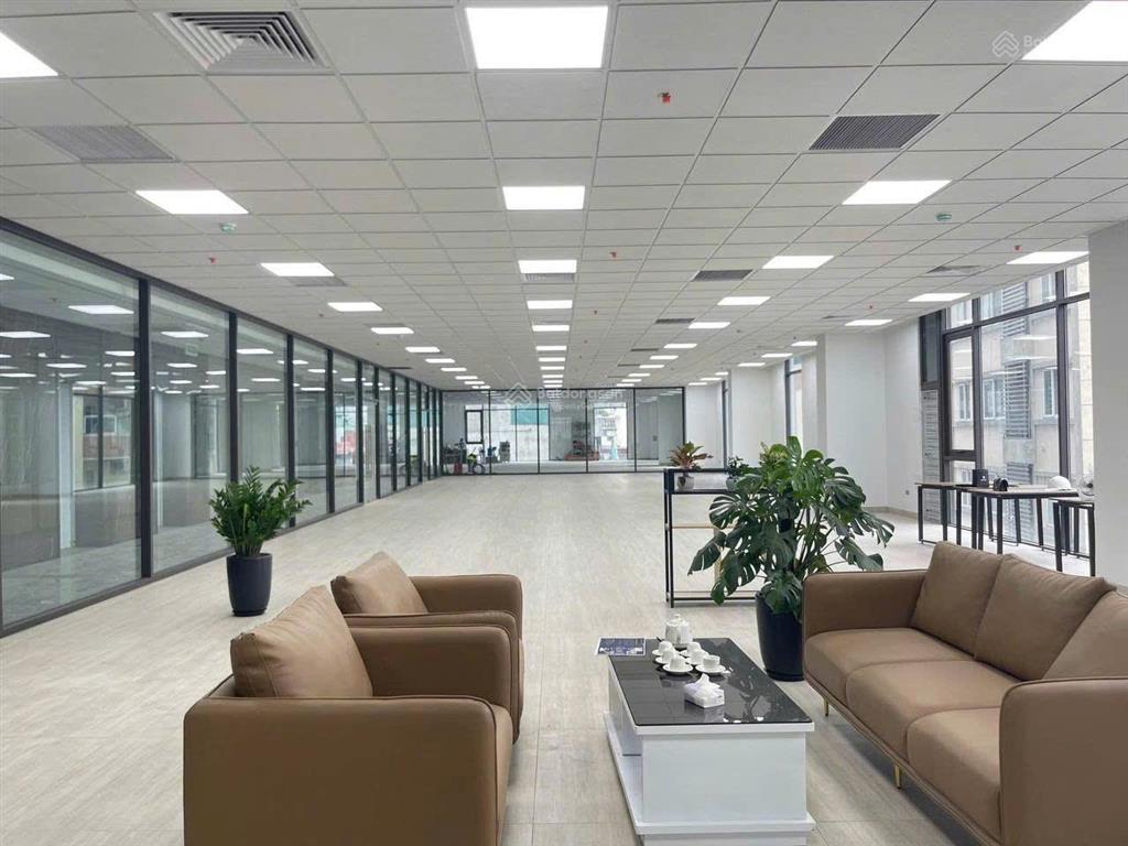 Cho thuê văn phòng hoàng đạo thúy  630m2 giá thuê 154tr/tháng, một mặt sàn lô góc 2 mặt kính