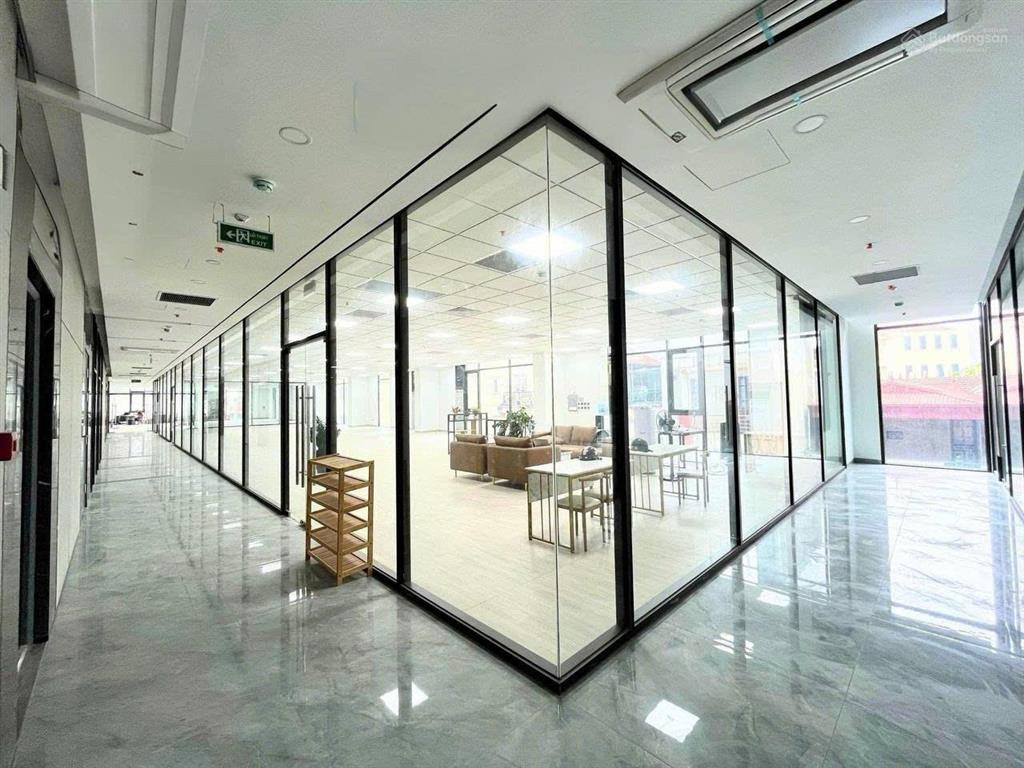 Cho thuê văn phòng hoàng đạo thúy  630m2 giá thuê 154tr/tháng, một mặt sàn lô góc 2 mặt kính
