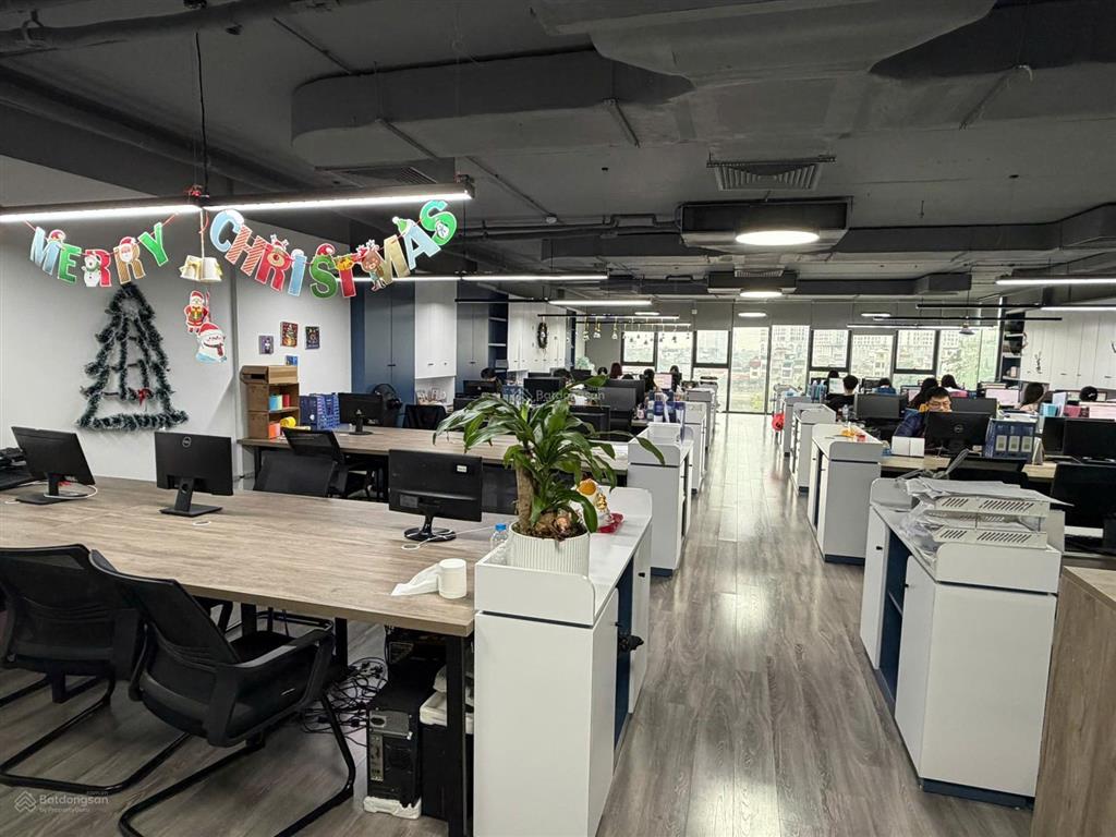 Cho thuê văn phòng 230m2 sử dụng full nội thất 50tr/tháng, tòa nhà có sảnh lớn, phòng họp chung