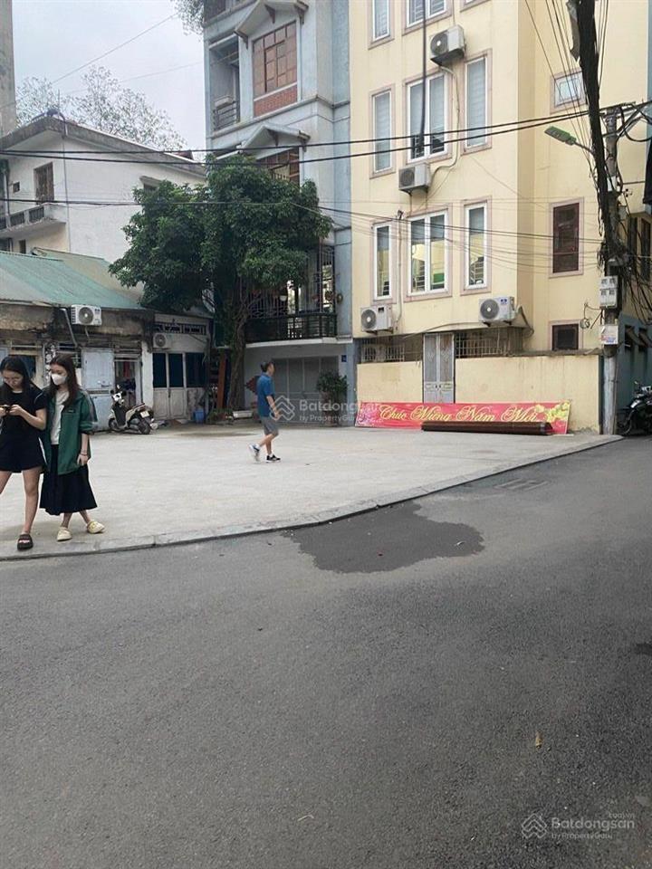 Lo góc 3 đường đi  ô tô chạy vòng quanh đối diện trường đh tài chính, mỏ, yte cộng đồng dt 85m2