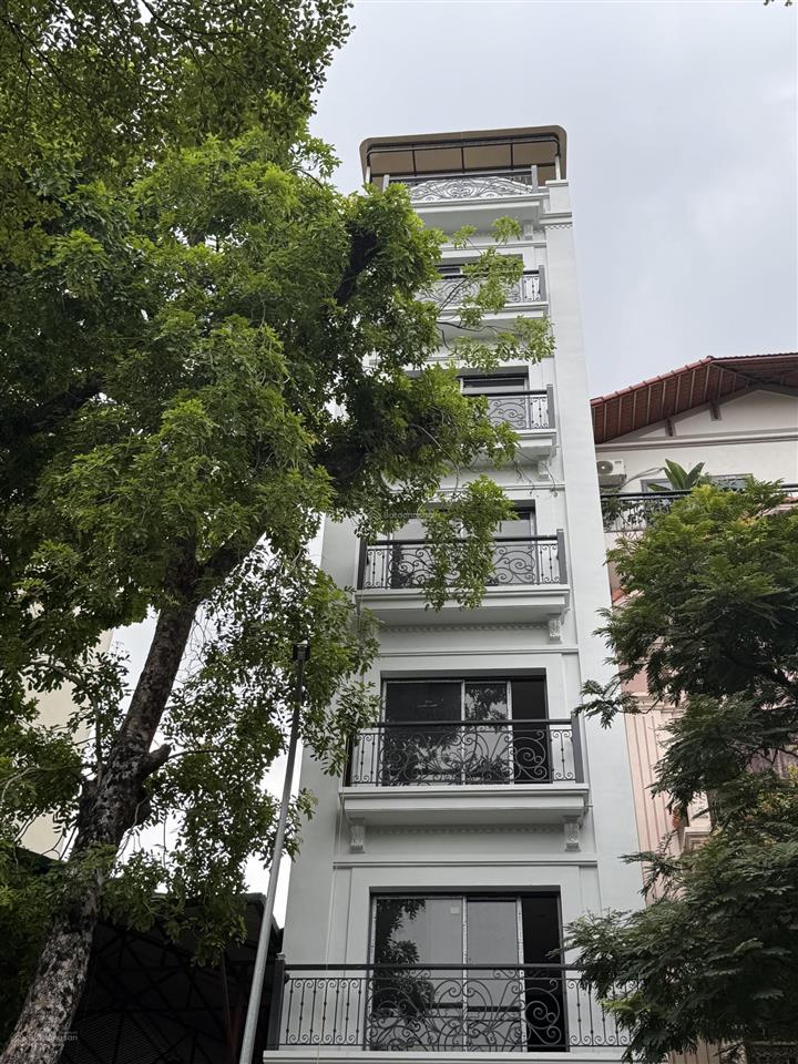 Bán nhàapartment mặt đường buởiđội cấnmt đẹp8 tầng+1 hầmfull nội thấtvỉa hè rộngkd sầm uất