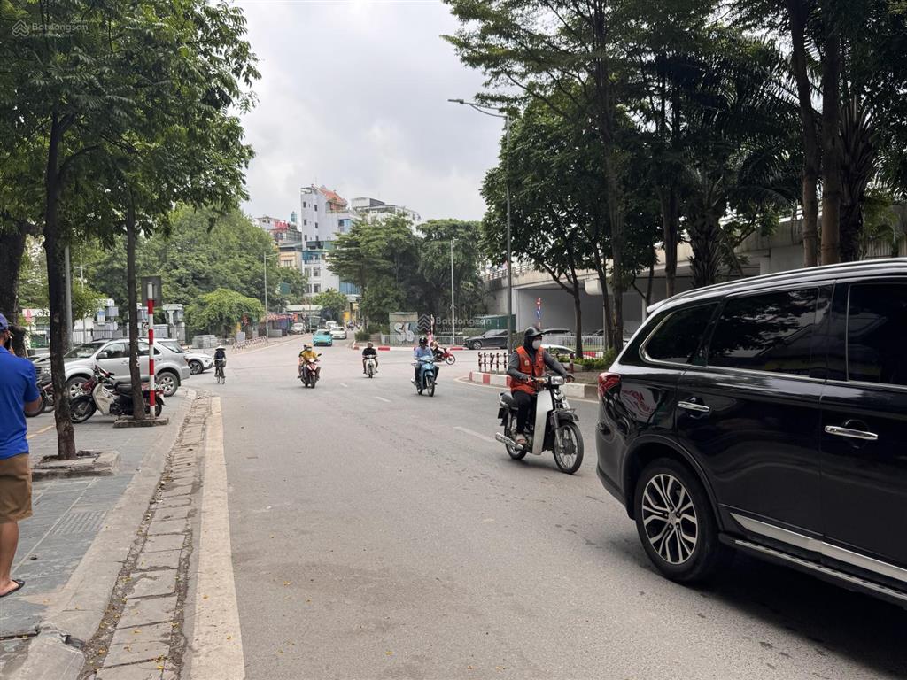 Bán nhàapartment mặt đường buởiđội cấnmt đẹp8 tầng+1 hầmfull nội thấtvỉa hè rộngkd sầm uất