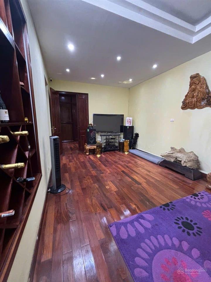 Siêu phẩm nguyễn văn cừ long biên ô tô đỗ cửa