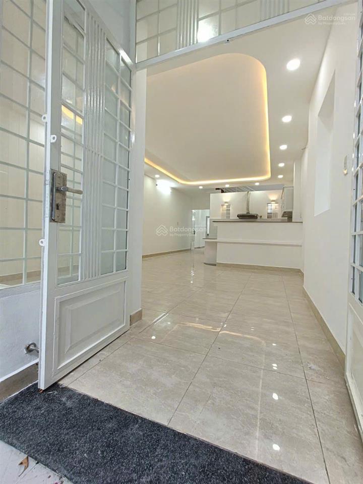 Nhà ngay cv làng hoa, p. 11, gv, dt 5m x 20m nhà 1 trệt 1 lầu, đường 5m, giá 7,4tỷ tl