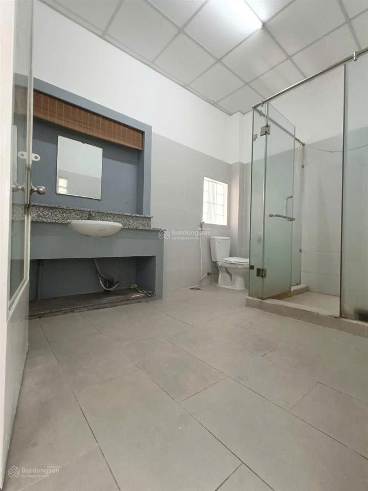 Nhà ngay cv làng hoa, p. 11, gv, dt 5m x 20m nhà 1 trệt 1 lầu, đường 5m, giá 7,4tỷ tl