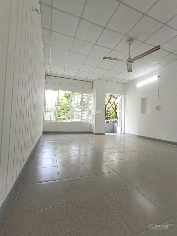 Nhà ngay cv làng hoa, p. 11, gv, dt 5m x 20m nhà 1 trệt 1 lầu, đường 5m, giá 7,4tỷ tl