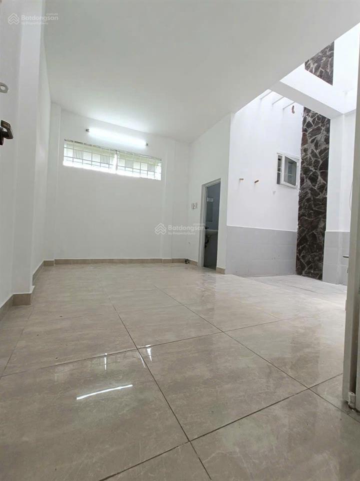 Nhà ngay cv làng hoa, p. 11, gv, dt 5m x 20m nhà 1 trệt 1 lầu, đường 5m, giá 7,4tỷ tl