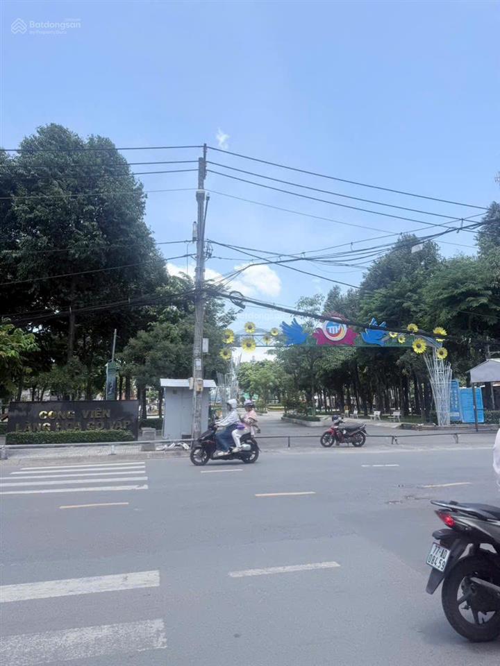 Nhà ngay cv làng hoa, p. 11, gv, dt 5m x 20m nhà 1 trệt 1 lầu, đường 5m, giá 7,4tỷ tl