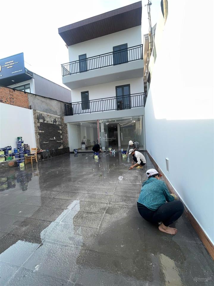 Mặt tiền nguyễn thị thập. ngang 8mét dài 31mét, có sân đỗ xe hơi. trệt 2 lầu, 11 phòng