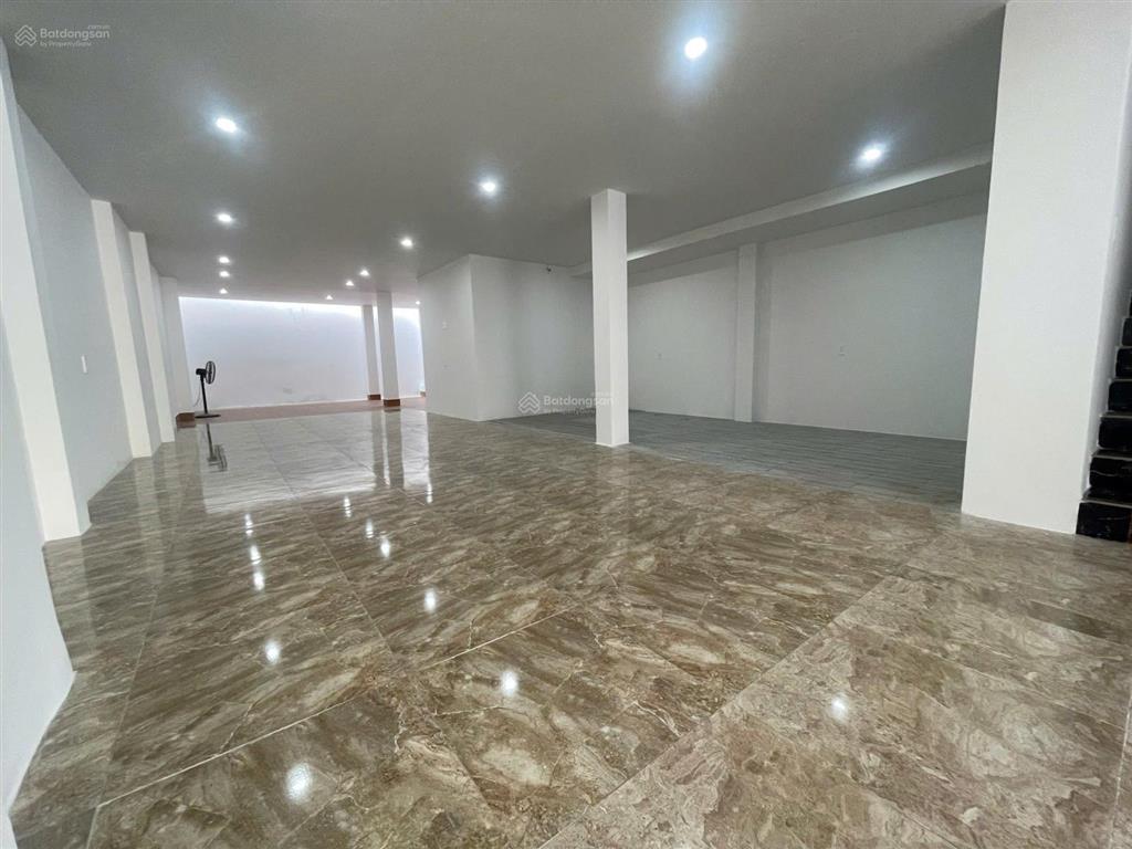 Mặt tiền nguyễn thị thập. ngang 8mét dài 31mét, có sân đỗ xe hơi. trệt 2 lầu, 11 phòng