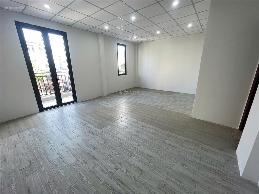 Mặt tiền nguyễn thị thập. ngang 8mét dài 31mét, có sân đỗ xe hơi. trệt 2 lầu, 11 phòng