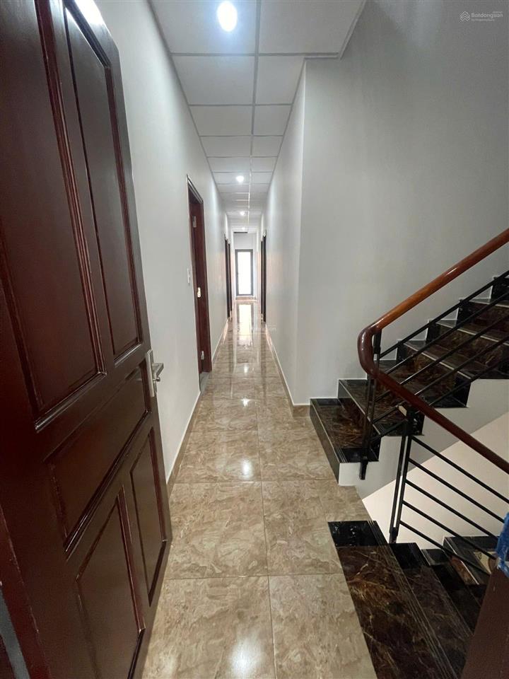 Mặt tiền nguyễn thị thập. ngang 8mét dài 31mét, có sân đỗ xe hơi. trệt 2 lầu, 11 phòng