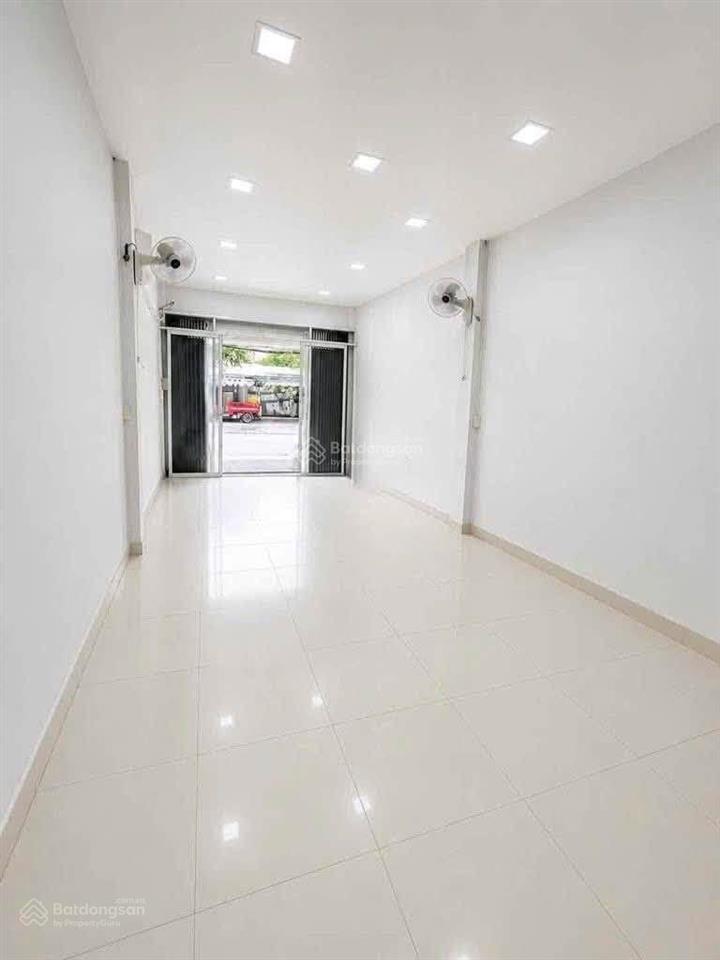 Cho thuê mt kinh doanh lâm văn bền dt 3m5x16m.
trống suốt có 1pn 1wc 1 máy lạnh 3 máy quạt treo