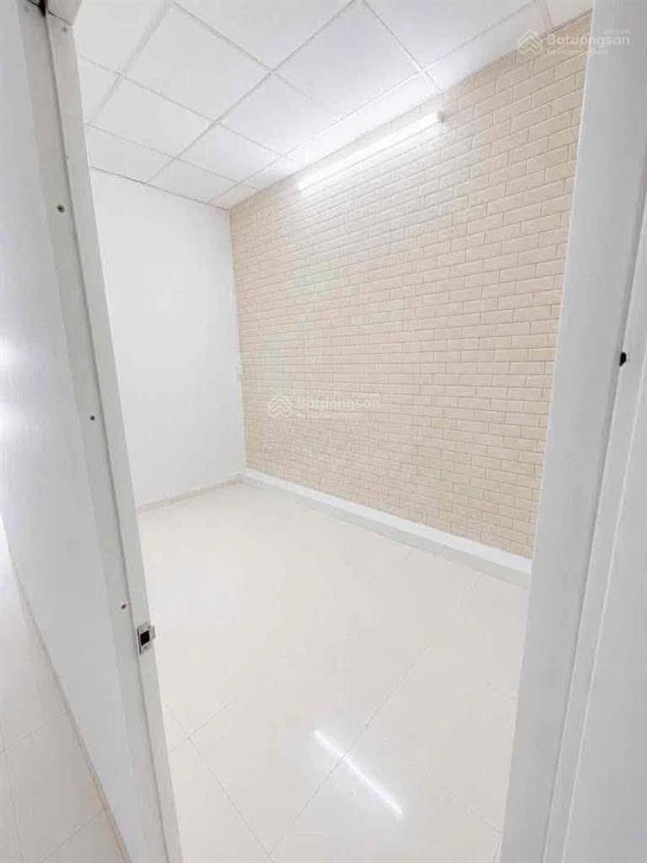 Cho thuê mt kinh doanh lâm văn bền dt 3m5x16m.
trống suốt có 1pn 1wc 1 máy lạnh 3 máy quạt treo